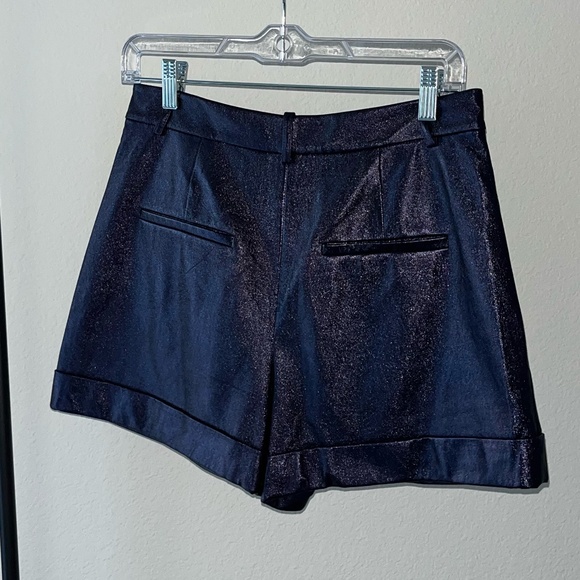 ALICE + OLIVIA | Metallic Conry Vegan Leather Cuff Shorts in Purple | Size 6 - Picture 5 of 10